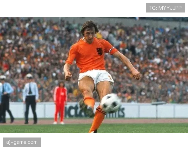 克鲁伊夫战术智慧再启新篇：重塑足球理念引领未来变革