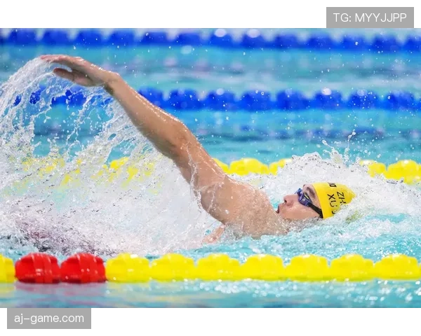 刷到徐嘉余的生活照我慌了——上午拼命游泳，晚上穿得比我老板还贵